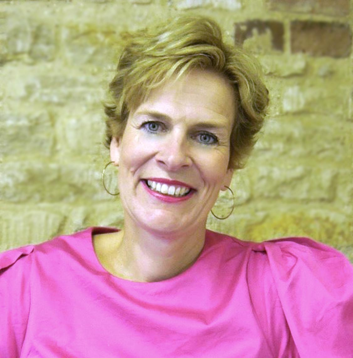 Bio Photo - Della Wolfe